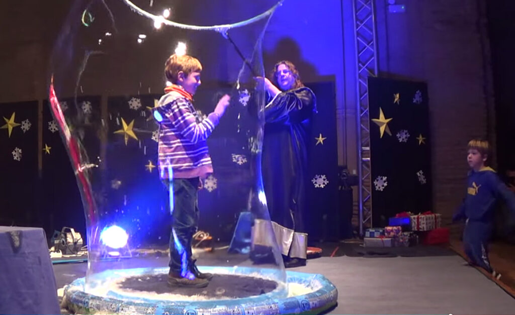 ninos dentro de enormes burbujas de jabón 1