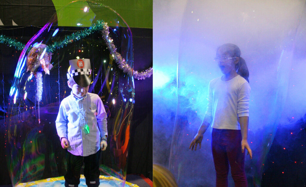 ninos dentro de enormes burbujas de jabón 12